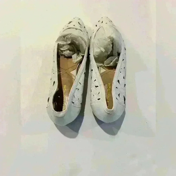 Sz. 9.5 Adrienne Vittadini White Shoes for Women - Picture 5 of 6